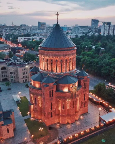 Армянские Обои на телефон большое здание с куполом и крестом наверху