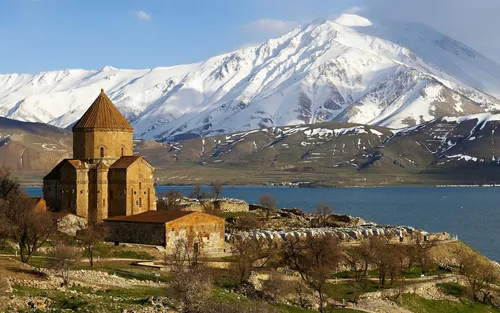 Армянские Обои на телефон здание рядом с водоемом с горами на заднем плане