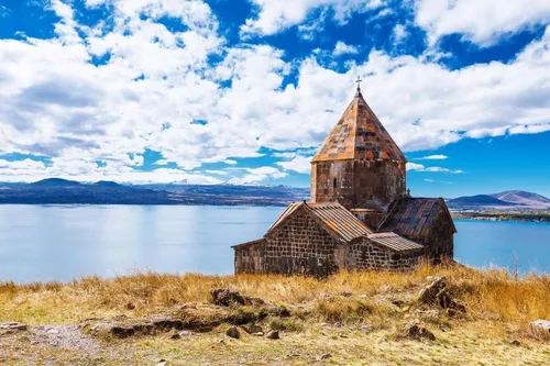 Армянские Обои на телефон Озеро Севан рядом с водоемом