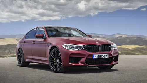 Bmw M5 F90 Обои на телефон красный автомобиль, припаркованный на дороге