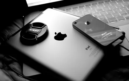 Современные Обои на телефон пара сотовых телефонов на ноутбуке