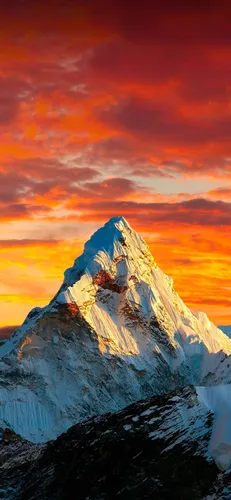Горы Обои на телефон снежная гора с красно-оранжевым небом