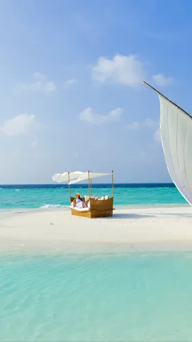 Мальдивы Обои на телефон человек, сидящий на пляже