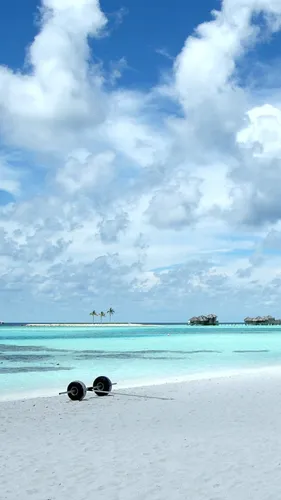 Мальдивы Обои на телефон пляж с водоемом и землей вдалеке