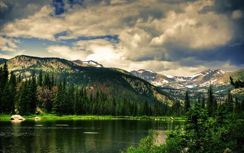 В Хорошем Качестве Обои на телефон озеро с деревьями и горами на заднем плане