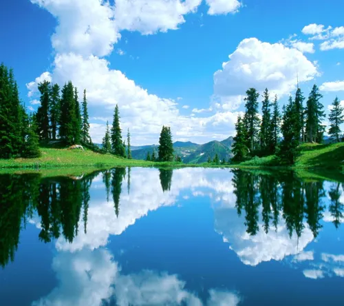 Очень Красивые Обои на телефон озеро с деревьями и горами на заднем плане