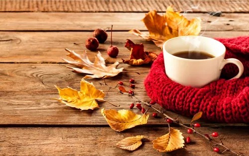 Уютные Осенние Обои на телефон чашка кофе и листья на столе