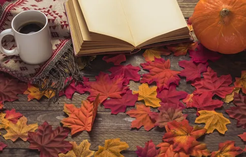 Уютные Осенние Обои на телефон книга и чашка кофе на столе с листьями