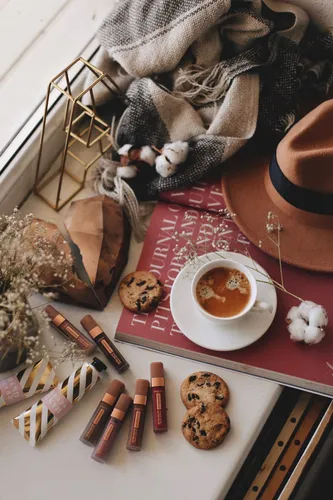 Уютные Осенние Обои на телефон стол с едой и шляпой
