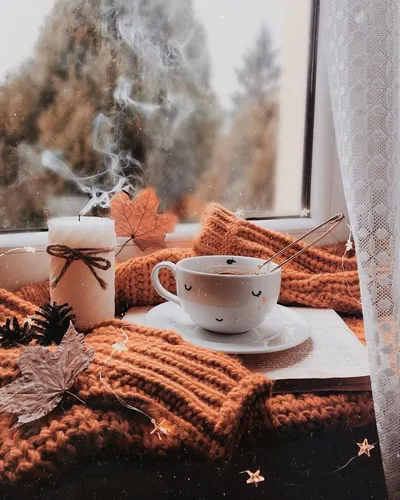 Уютные Осенние Обои на телефон чашка кофе и стопка листьев на столе