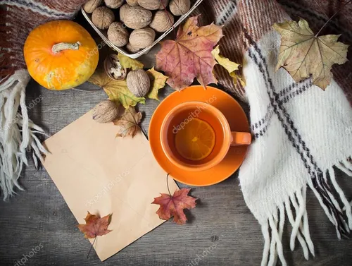 Уютные Осенние Обои на телефон чашка чая и листья на столе