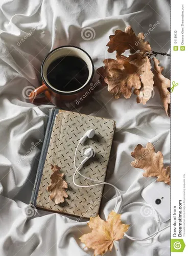 Уютные Осенние Обои на телефон мешок листьев и напиток