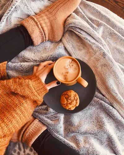 Уютные Осенние Обои на телефон чашка кофе и печенье на тарелке