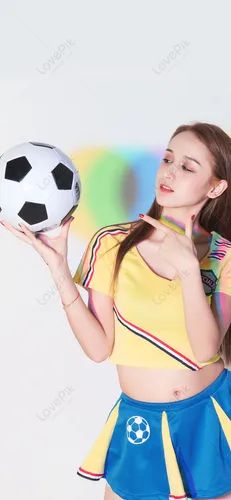 Футбольные Обои на телефон человек, держащий футбольный мяч