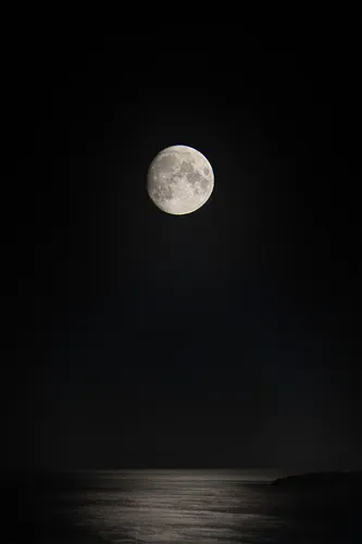 Луна Обои на телефон луна над водой