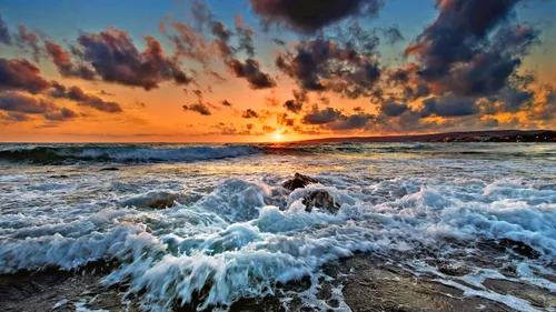 Море Закат Обои на телефон волны разбиваются на пляже