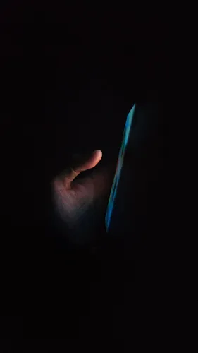 8К Обои на телефон рука, держащая синюю ручку
