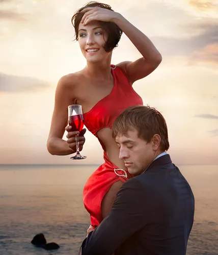 Для Мужчин Обои на телефон женщина держит бокал вина рядом с мужчиной на пляже