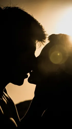 Любовь Пара Обои на телефон мужчина и женщина целуются