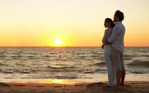 Любовь Пара Обои на телефон мужчина и женщина целуются на пляже на закате