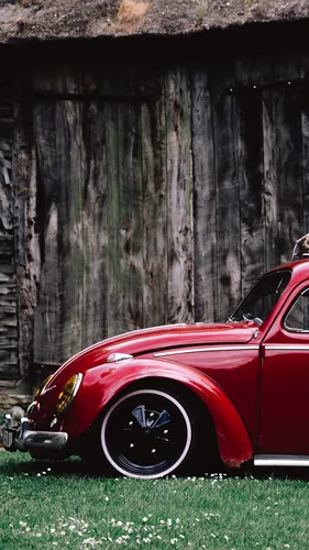 Ретро Обои на телефон красный автомобиль, припаркованный перед деревянной стеной