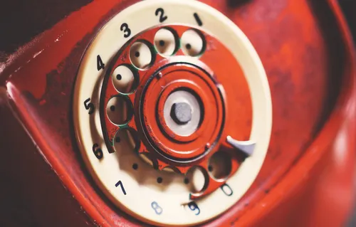 Ретро Обои на телефон красно-черный круглый объект с красным кругом и черным текстом