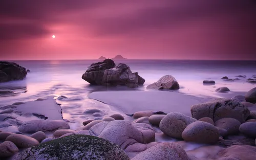 Спокойные Обои на телефон скалистый пляж с розовым закатом