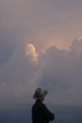 Атмосферные Обои на телефон человек смотрит на облако дыма