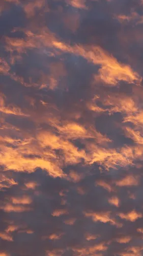 Атмосферные Обои на телефон облачное небо с легкими облаками