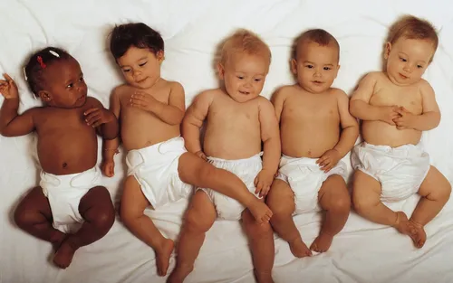 Бригада Обои на телефон группа младенцев, сидящих на белой поверхности
