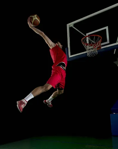 Баскетбол Обои на телефон человек прыгает, чтобы замочить баскетбольный мяч