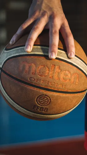 Баскетбол Обои на телефон рука, держащая баскетбольный мяч