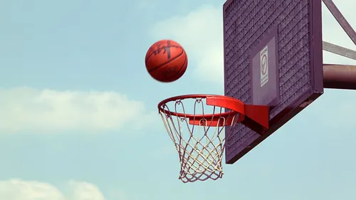 Баскетбол Обои на телефон баскетбольное кольцо с мячом в воздухе